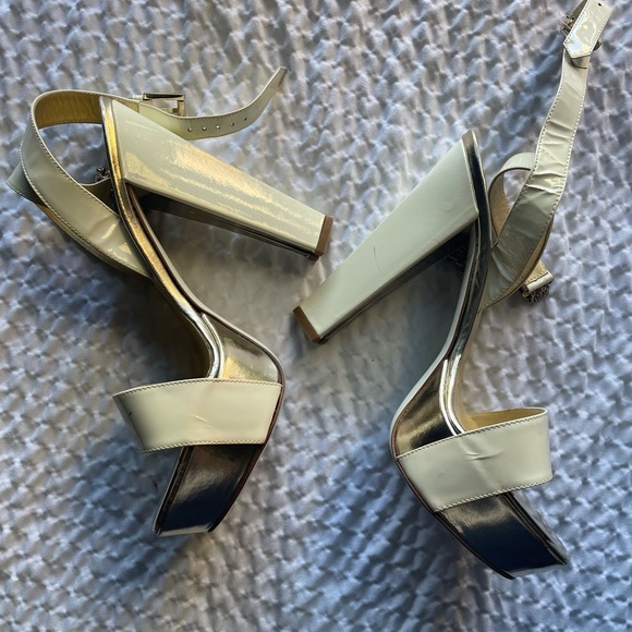 Versace - Picture 3 of 10